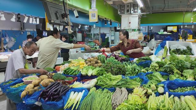 起居民积极囤菜应对麻将胡了台风预警响(图1)